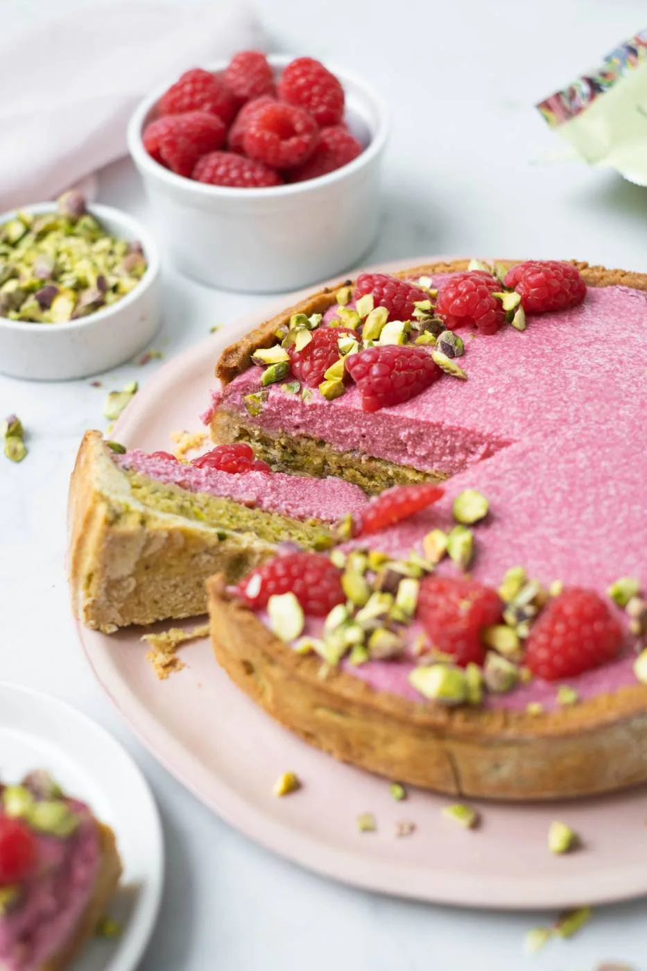 Pistachio Raspberry Mousse Cake • Recept Met Zùsto