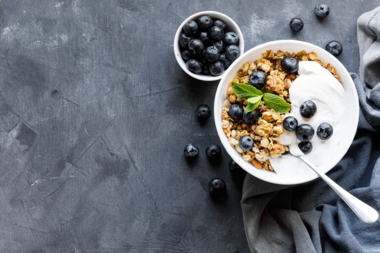 Gezond ontbijt met granola, blauwe bessen en yoghurt